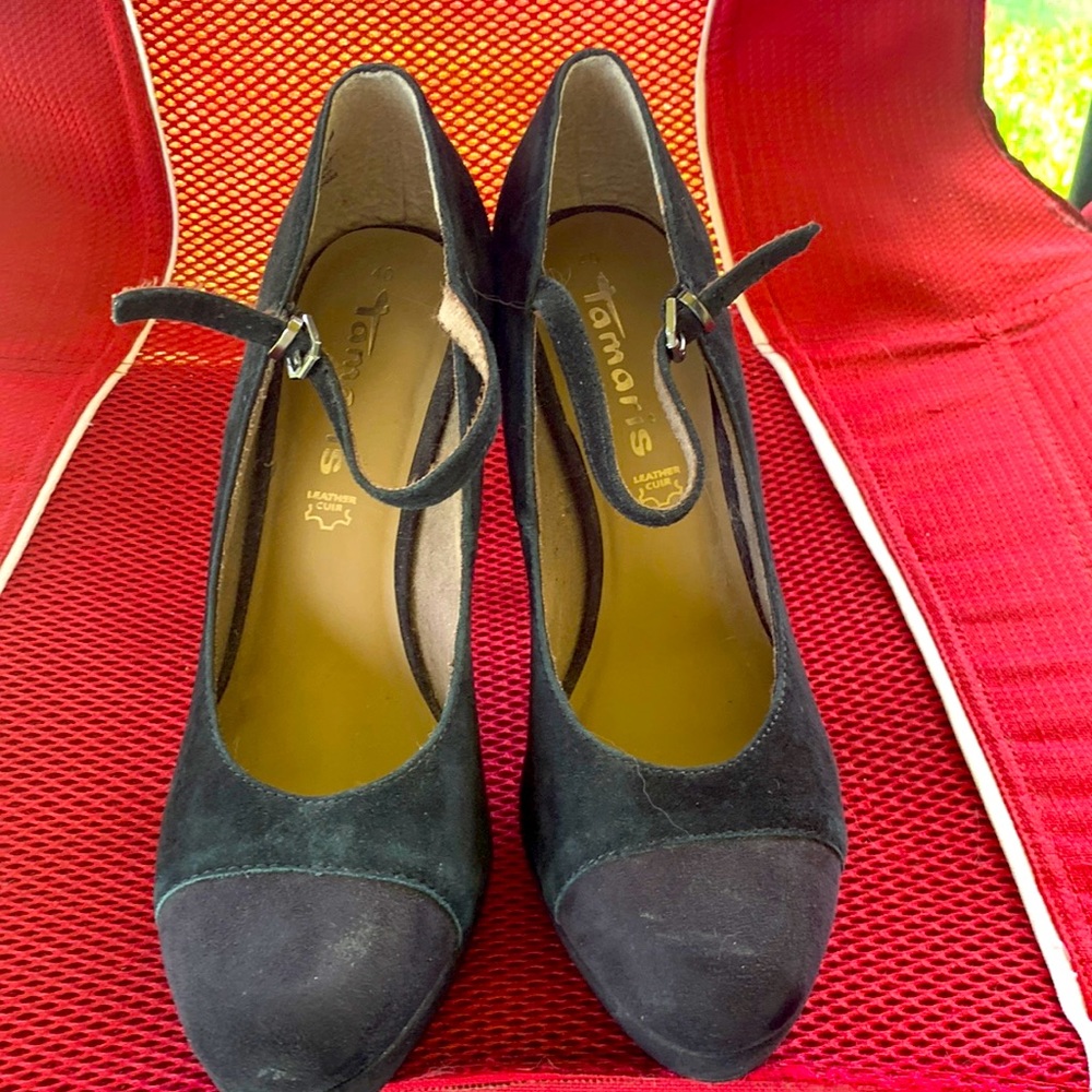NWOT classy suede high heels. Walk into any meeting or date with confidence!